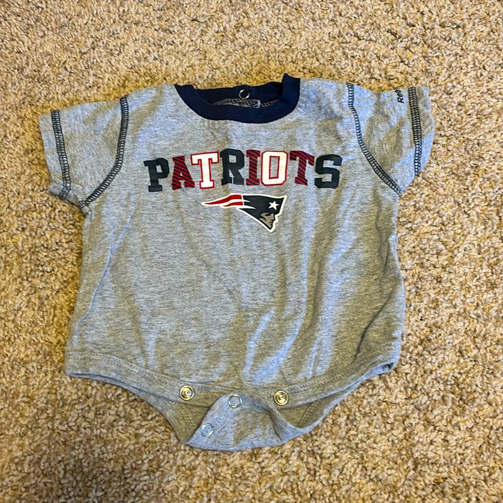 New England Patriots Bodysuit (3-6 Months), Gray